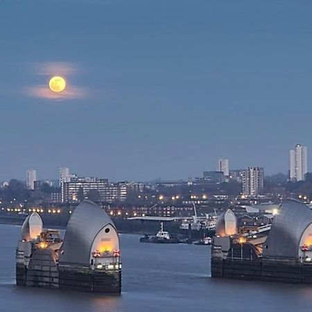Large Double Room Overlooking The Thames London Exterior photo