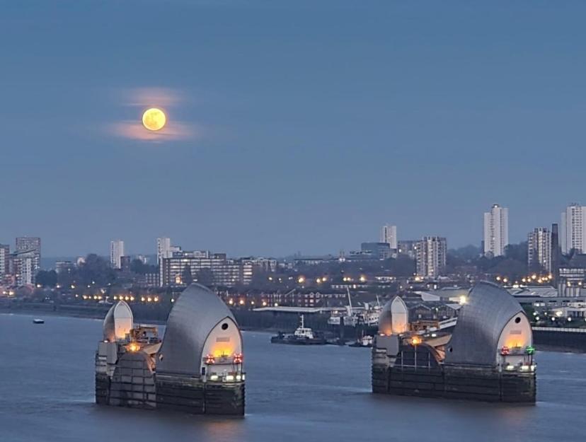 Large Double Room Overlooking The Thames London Exterior photo