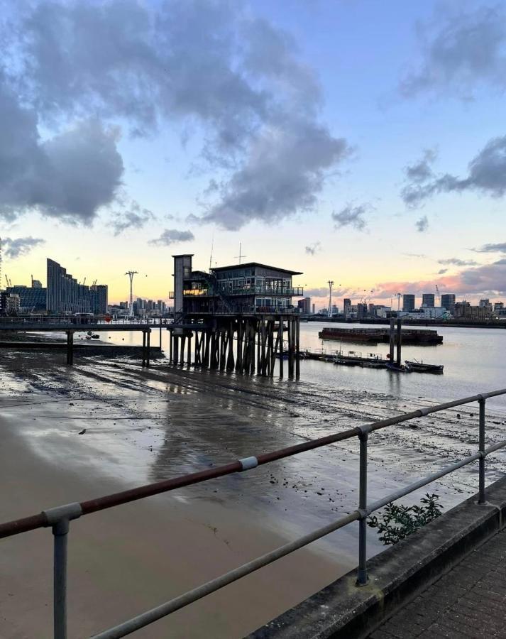 Large Double Room Overlooking The Thames London Exterior photo